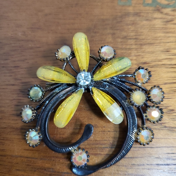 Vintage Lemon Yellow Glass and Aurora Borealis Stone Floral Brooch - Picture 6 of 16